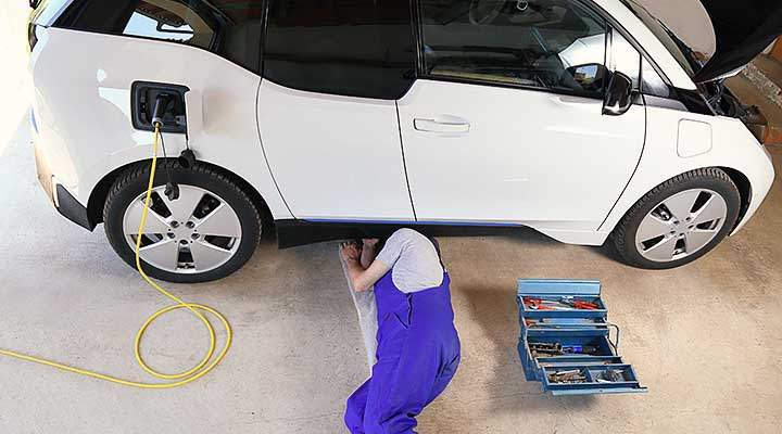 elektronisches Auto wird in Kfz-Werkstatt repariert